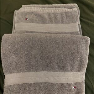 Tommy Hilfiger Light Gray Cotton Bath Towel with Flag Logo